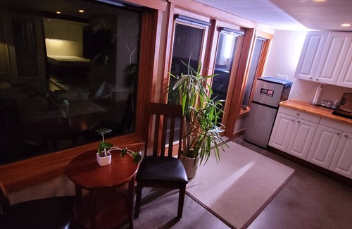 City Centre House | Downtown beachfront suite!