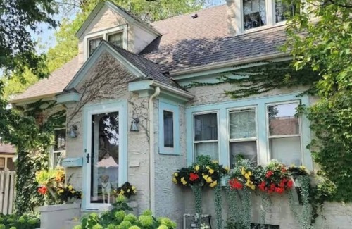 La Crosse House | Downtown Boho Home w/Office, Yoga Studio,King Bed