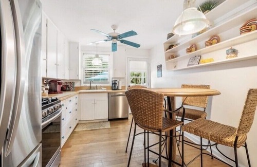 Ringling Park House | * Downtown Bungalow *Beaches/Restaurants/Cafes*Just Minutes away!