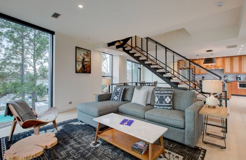 North Downtown Condo | Downtown C'ville Luxury w/Rooftop + Common House