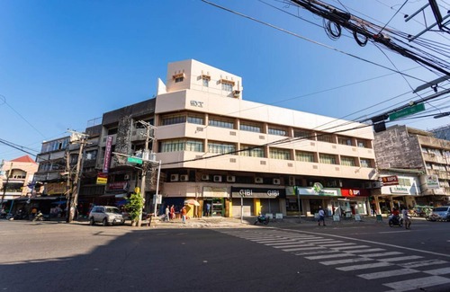 Downtown Tacloban Apartment | Downtown Chic: Etsu Studio's Stylish Urban Escape