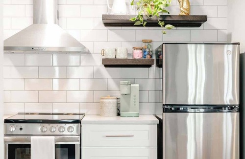Historic Downtown Savannah Apartment | Downtown Chic Retreat| Historic Apt at Jones St