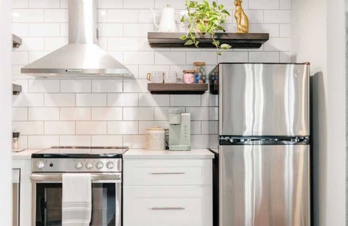 Historic Downtown Savannah Apartment | Downtown Chic Retreat| Historic Apt at Jones St