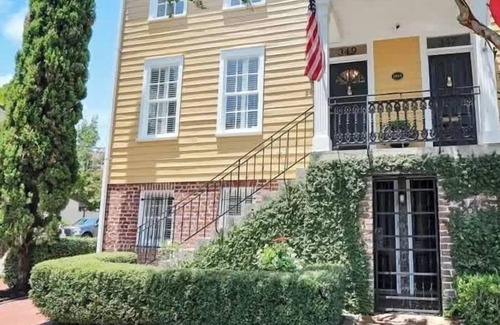 Historic Downtown Savannah Apartment | Downtown Chic Retreat| Historic Apt at Jones St