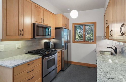 Bend House | Downtown Craftsman with King Bed and Private Yard - Walk Everywhere