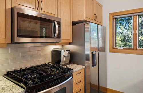 Bend House | Downtown Craftsman with King Bed and Private Yard - Walk Everywhere