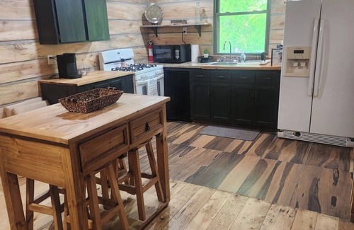 Mammoth Spring Cabin | Downtown Cypress & Rock Cabin
