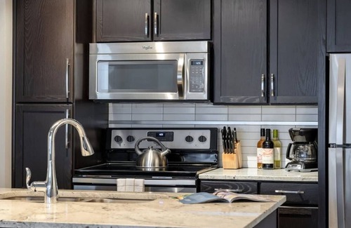 Downtown Dallas Apartment | Downtown Dallas CozySuites w/gym #9