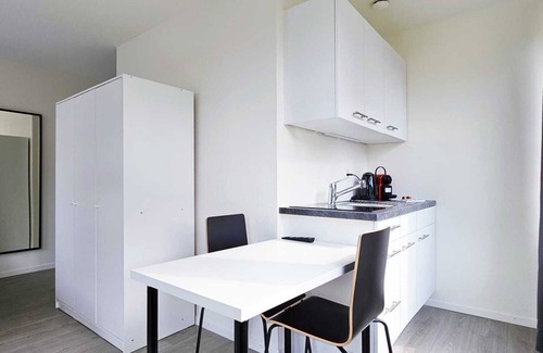 Sihlfeld Apartment | Downtown Deluxe Studio with Queen Bed (BE-46)