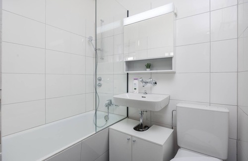 Sihlfeld Apartment | Downtown Deluxe Studio with Queen Bed (BE-55)