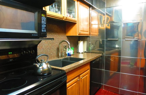 Downtown Denver Apartment | Downtown Denver Luxe Condo – Balcony, Mountain Views & Pool
