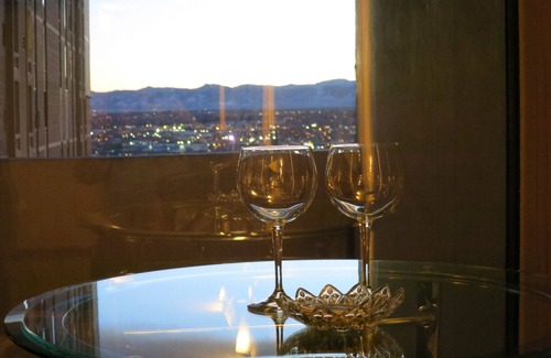 Downtown Denver Apartment | Downtown Denver Luxe Condo – Balcony, Mountain Views & Pool