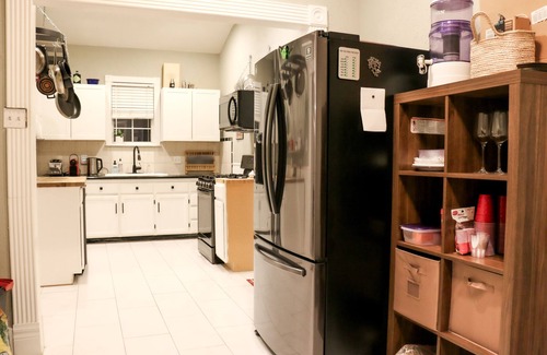 Washington Ave./ Memorial Park House | Downtown Dream: 2-BR Cozy Cottage Gem