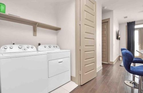 East Downtown Houston Apartment | Downtown Elegance Upscale Houston King Retreat