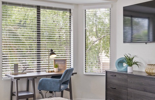 Madera Parc House | Downtown Family Retreat - Heated Saltwater Pool& Spa, Golf, Bikes