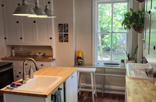 Downtown House | Downtown Frederick Charm w/Modern Comfort - Walk to Market St! Rare SF w/Yard