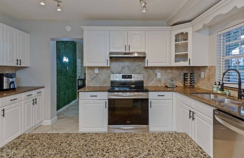 Lake Eola Heights House | Downtown Gem w/Jacuzzi + Basketball + Games!
