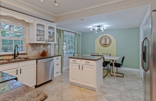 Lake Eola Heights House | Downtown Gem w/Jacuzzi + Basketball + Games!