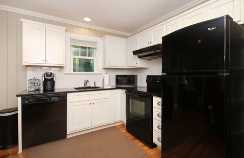 Black Mountain Cottage | Downtown Historic Area, Arts and Crafts CottagenPREMIER HOST SINCE 2013