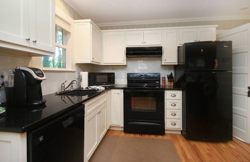 Black Mountain Cottage | Downtown Historic Area, Arts and Crafts CottagenPREMIER HOST SINCE 2013