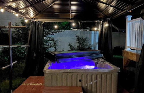 Keene House | Downtown Hot Tub Escape