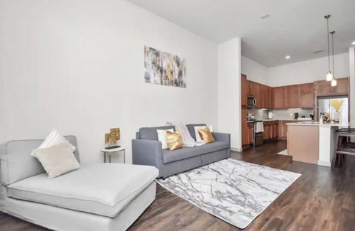 Central Business District Apartment | Downtown Houston Luxury Mid-Rise Apartment