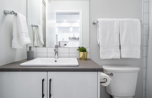 North End Apartment | Downtown Kelowna Modern Spacious Oasis + Mountain View