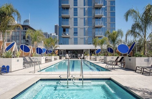 Atwater Village Apartment | DOWNTOWN L.A Scenic Condo with pool and basketball court