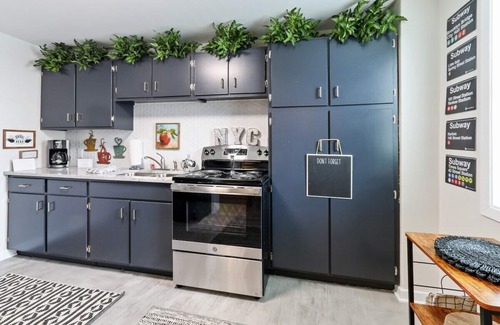 Lake Geneva Apartment | Downtown Lake Geneva- New York Suite |Big Apple Themed |Near Restaurants & Boutiques |Onsite Parking