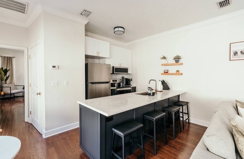 Dixieland House | Downtown Lakeland - Luxury Townhouse - Walkable!