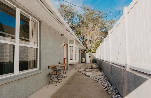 Dixieland House | Downtown Lakeland - Luxury Townhouse - Walkable!