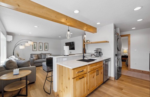 McCall House | Downtown Loft 205 - half block from lake, restaurants, and shopping