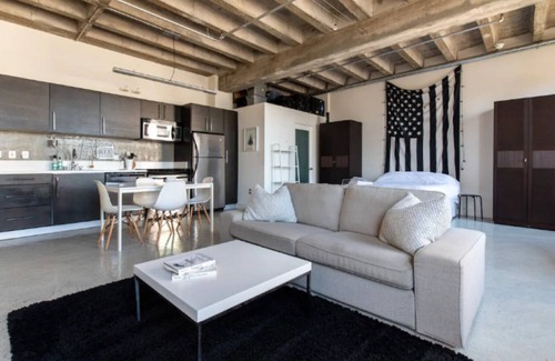 Historic Core Apartment | Downtown Los Angeles Studio Loft with Free Parking