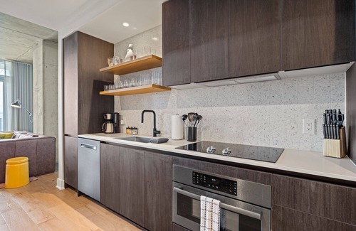 Austin Condo | Downtown Luxury 2BR | Rainey St | Pool | Gym | WFH Ready