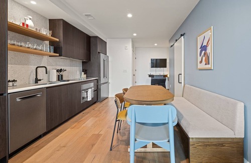 Austin Condo | Downtown Luxury 2BR | Rainey St | Pool | Gym | WFH Ready