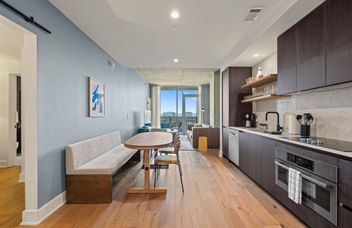 Austin Condo | Downtown Luxury 2BR | Rainey St | Pool | Gym | WFH Ready