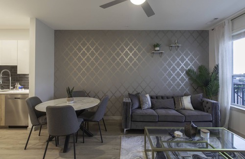 Chelsea Apartment | Downtown Luxury Oasis: King Bed, Gym, Parkingn