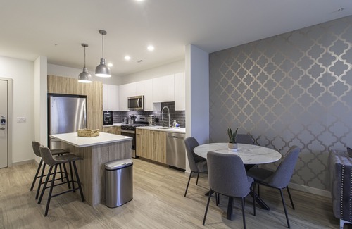 Chelsea Apartment | Downtown Luxury Oasis: King Bed, Gym, Parkingn