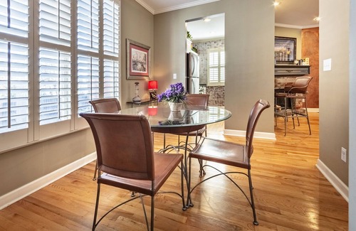 South Main Historic District House | Downtown Memphis Private Garage & Roof Top Patio Walk 2 blocks to Beale Street