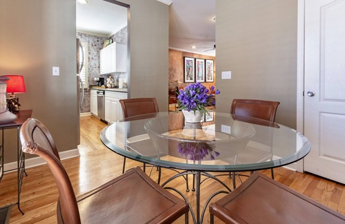 South Main Historic District House | Downtown Memphis Private Garage & Roof Top Patio Walk 2 blocks to Beale Street
