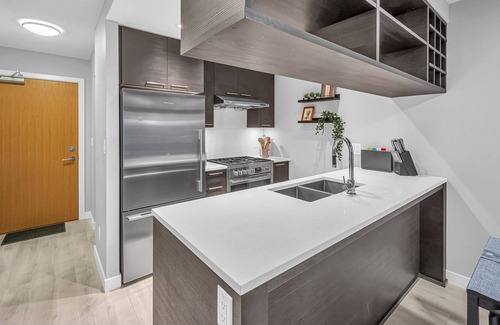 Richmond City Centre Apartment | Downtown Modern 1 Br & Den | Steps to Transit & YVR & Shopping