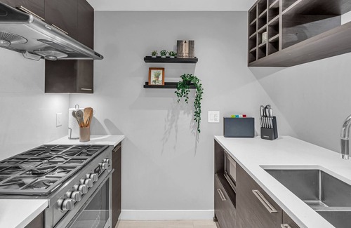Richmond City Centre Apartment | Downtown Modern 1 Br & Den | Steps to Transit & YVR & Shopping