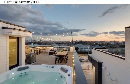 Katie Hill Neighborhood House | Downtown Nashville Hot Tub Game Room Karaoke