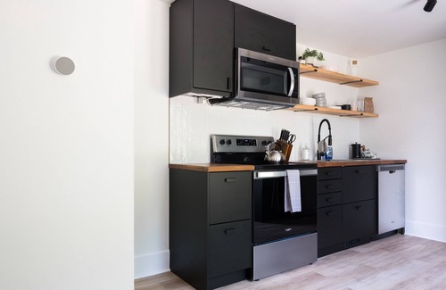 Prince Edward Apartment | Downtown Picton 2 Bedroom Boho Suite! (15 Minutes to Sandbanks)