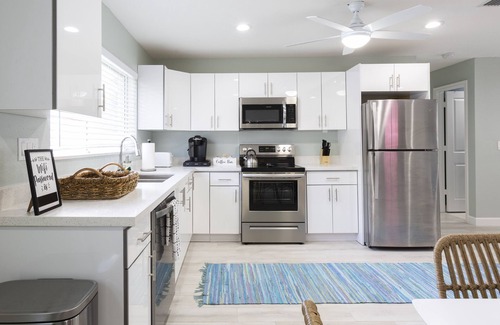 Delray Beach Apartment | Downtown Pool Home| Mins to Beach | Cabana service