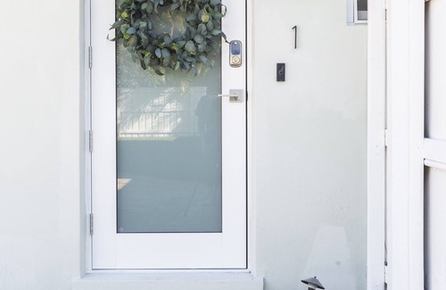 Delray Beach Apartment | Downtown Pool Home| Mins to Beach | Cabana service