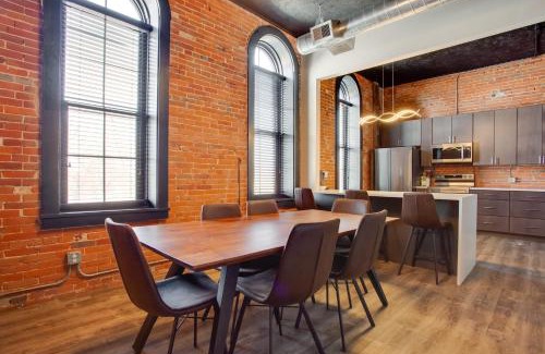 Quincy Apartment | Downtown Quincy Condo with Washington Park Views!