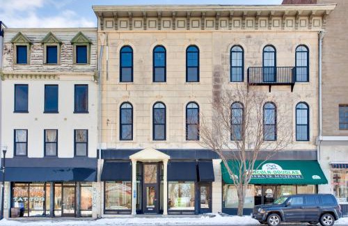 Quincy Apartment | Downtown Quincy Condo with Washington Park Views!