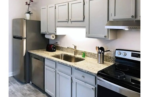 Fairlie-Poplar Historic District House | Downtown Retreat - Location ✔️ Comfort ✔️ Style ✔️