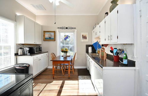 Dunean House | ✨Downtown Retreat 🏡 Minutes from Main Street, with Fenced in Backyard ✨ n